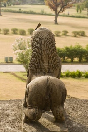 Téléchargez les photos : Bête mythique face arrière du lion dans le temple Jagdambi à Khajuraho ; Madhya Pradesh ; Inde - en image libre de droit