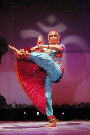 Foto de Actriz de Bollywood y bailarina-coreógrafa Hema Malini realiza pieza de Bharatnatyam llamada Shiva Panchakshari en el Instituto Indio de Tecnología IIT festival universitario Mood Indigo - Imagen libre de derechos