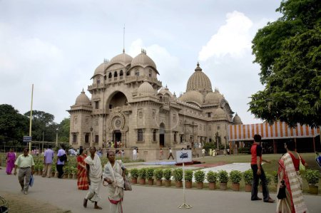 Téléchargez les photos : Belur Math siège de Ramakrishna Mission fondée par le philosophe Vivekananda sur la rive de la rivière HooApproximativement, Calcutta maintenant Kolkata, Bengale occidental, Inde - en image libre de droit