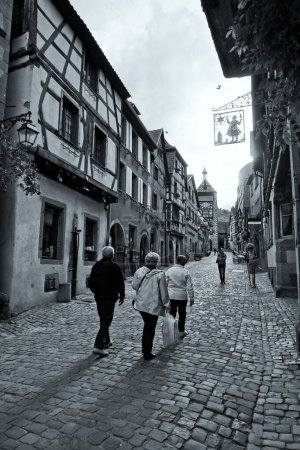 Foto de Turistas, Calle Cobbled, Riquewihr, Alsacia, Francia, Europa - Imagen libre de derechos