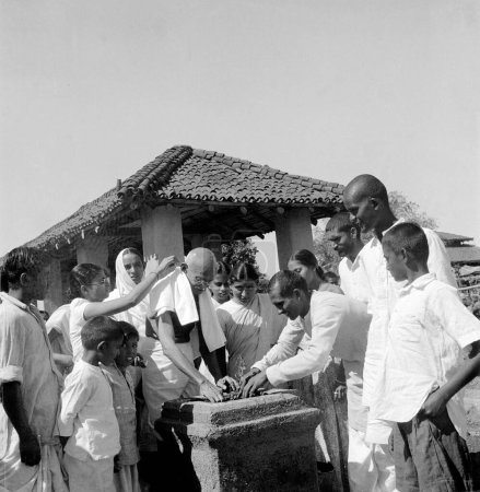 Foto de Mahatma Gandhi plantando un árbol tulsi en Sevagram Ashram, Vardha, Maharashtra, India, 1946 - Imagen libre de derechos