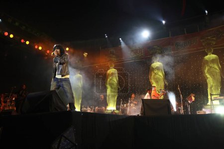 Foto de Espectáculo escénico de Sonu Nigam en el Dadoji Konddeo Stadium, durante el Thane Festival en noviembre de 2006, Thane, Maharashtra, India - Imagen libre de derechos