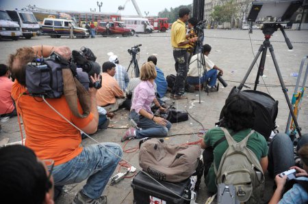 Téléchargez les photos : Médias devant l'hôtel Taj Mahal ; après l'attaque terroriste de Deccan Moudjahidine le 26 novembre 2008 à Bombay Mumbai ; Maharashtra ; Inde - en image libre de droit