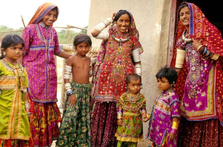 Foto de Familia rural numerosa en Indian Street - Imagen libre de derechos