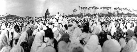 Téléchargez les photos : Mahatma Gandhi prêchant la violation de la loi sur le sel, 9 avril 1930 - en image libre de droit
