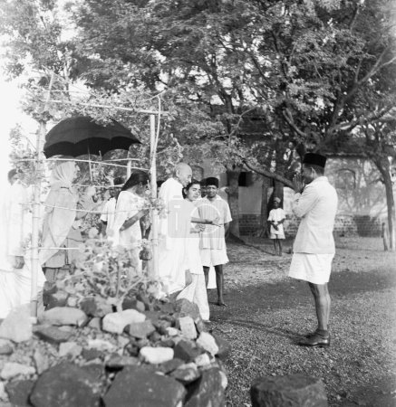 Foto de Manu Gandhi, Mahatma Gandhi, Sushila Nayar y otros en el Palacio Aga Khan en Pune, 1944 - Imagen libre de derechos