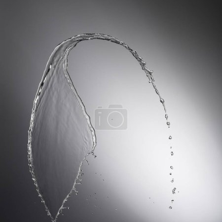 Foto de Salpicadura de gota de agua con fondo gris - Imagen libre de derechos