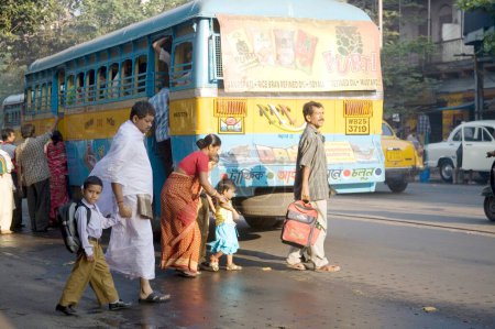 Foto de Gente cruzando la calle detrás del autobús azul, Calcuta ahora Calcuta, Bengala Occidental, India - Imagen libre de derechos