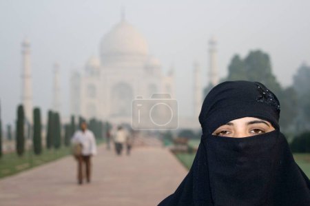 Une femme musulmane devant le monument aux bosses Taj Mahal sept merveilles du monde construit par l'empereur Shah Jahan ; Agra ; Uttar Pradesh ; Inde MR707 D
