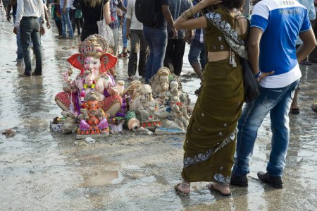 Téléchargez les photos : Seigneur ganesh immersion à Bombay au maharashtra Inde - en image libre de droit