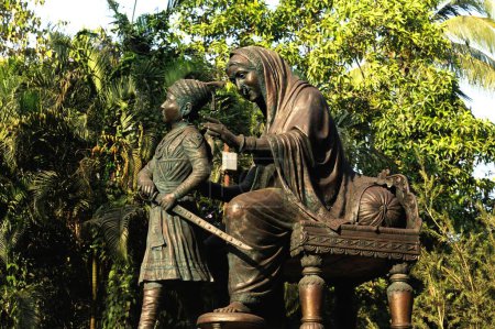 Foto de Estatua de jijabai y shivaji maharaj, jardín victorioso, mumbai, maharashtra, India, Asia - Imagen libre de derechos