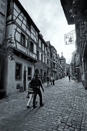 Foto de Pareja caminando, Cobbled Street, Riquewihr, Alsacia, Francia, Europa - Imagen libre de derechos