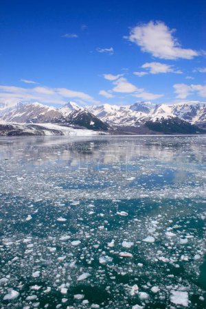 Eisberge mit Hubbard-Gletscher und Saint Elias-Berg; Der längste Gezeitenwassergletscher in Alaska; Saint Elias Nationalpark; Disenchantment Bay; Alaska; USA Vereinigte Staaten von Amerika