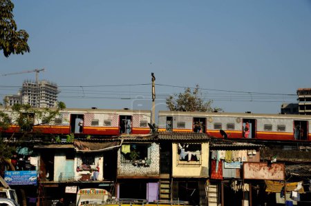 Téléchargez les photos : Train portuaire passant au-dessus des bidonvilles, Bombay, Maharashtra, Inde, Asie - en image libre de droit