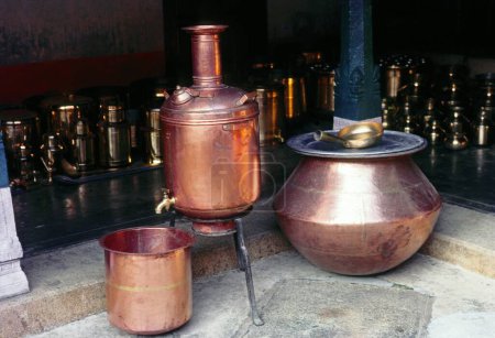Kupferwarmwasserbereiter und riesige Rundunda nattukottai chettiar oder nagarathar, Chettinad, Tamil Nadu, Indien