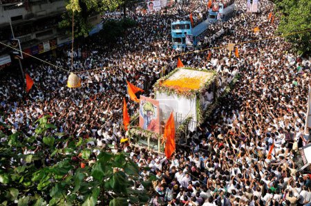 Téléchargez les photos : Balasaheb Thackeray Procession funéraire Coups de foules et coups de feu généraux sur la route Mumbai maharashtra Nove 2012 - en image libre de droit