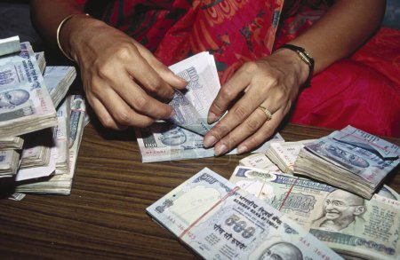 Téléchargez les photos : Femme comptant l'argent, billets, roupies, monnaie indienne - en image libre de droit