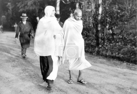 Foto de Mahatma Gandhi y su compañero de trabajo Mirabehn en su caminata matutina en Villeneuve, Suiza, diciembre de 1931 - Imagen libre de derechos