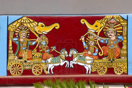 Campo de batalla Kurukshetra Señor Krishna Arjuna Karna montar carros de caballos Colorida fachada pintura Udupi Templo de Sri Krishna