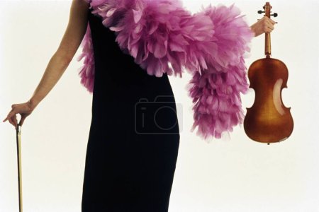 Téléchargez les photos : Danseuse avec instrument de musique violon en robe - en image libre de droit