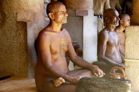 Jain sadhus tiefe Meditation beten Lord Bahubali Mastakabhishek geschieht alle 12 Jahre Shravanbelgola Karnataka Indien bloße Farbe Anhänger Ausdrücke volle Länge Horizontal Indien Freizeit mandir Männer nackt im Alter Senioren Outdoor Peopl