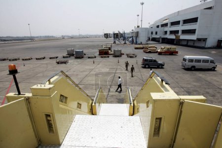 Téléchargez les photos : Vue de l'aéroport de Mumbai depuis le bord de l'avion stationné à l'aéroport international Chhatrapati Shivaji anciennement appelé aéroport international Sahar, Bombay Mumbai, Maharashtra, Inde - en image libre de droit
