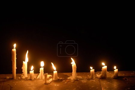 Velas de cera iluminadas para celebrar el Festival Gudi Padva; Año nuevo de la religión hindú; Tanque Masunda; Thane; Maharashtra; India