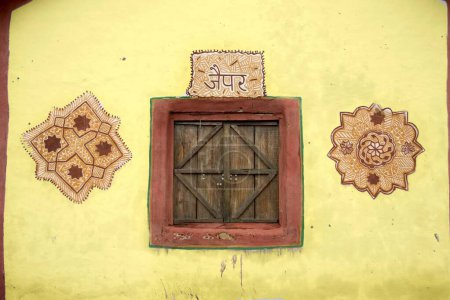 Téléchargez les photos : Peinture murale, mur jaune, fenêtre, village, Jaipur, Rajasthan, Inde - en image libre de droit