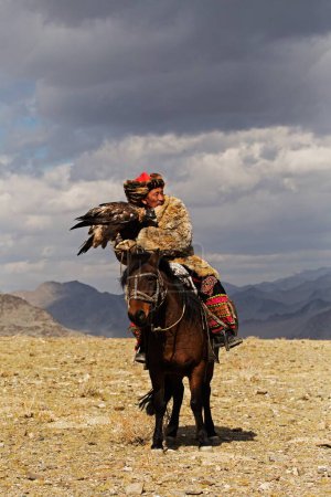 Foto de Cazadores de águila en el festival del águila real, bayan, olgii, mongolia - Imagen libre de derechos