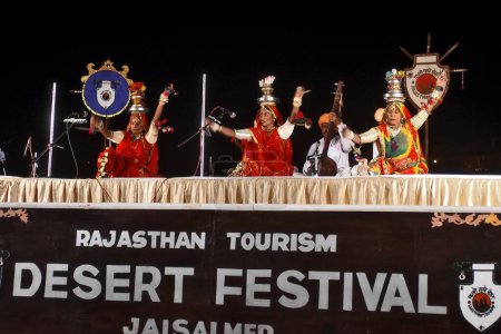 Téléchargez les photos : Rajasthani Tribes Dance Group, Desert Festival 2004, Jaisalmer, Rajasthan, Inde - en image libre de droit