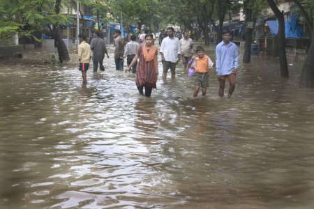 Foto de Inundaciones debido a las fuertes lluvias, Monsoon, en Mumbai Bombay, Maharashtra, India, fotografías tomadas el 27 de julio de 2005 en Mira Road. Récord de lluvias de 944mm en la ciudad. La tala de agua en la colonia residencial, La gente caminando en el agua, Mercado - Imagen libre de derechos