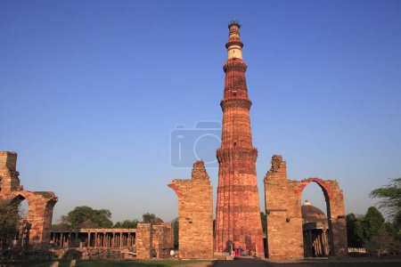 Téléchargez les photos : Qutb Minar construit en 1311 tour de grès rouge, art indo-musulman, sultanat de Delhi, Delhi, Inde Site du patrimoine mondial de l'UNESCO - en image libre de droit