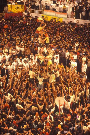 Téléchargez les photos : Pot de rupture pyramidale humaine de Dahi handi, Janmashtami janmashtmi gokul ashtami govinda festival, Thane, Maharashtra, Inde - en image libre de droit