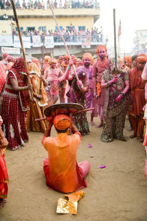 Téléchargez les photos : Les gens qui célèbrent lathmar, holi festival, mathura, uttar pradesh, Inde, Asie - en image libre de droit