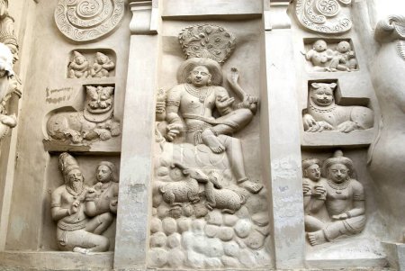 Téléchargez les photos : Yoga Dakshinamurthay statue ; Temple Kailasanatha en grès construit par le roi Pallava Narasimhavarman & son Mahendra huit siècle à Kanchipuram ; Tamil Nadu ; Inde - en image libre de droit