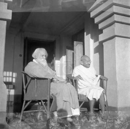 Foto de Mahatma Gandhi con el poeta Rabindranth Tagore en Santiniketan, Kolkotta, Bengala Occidental, febrero 1940 - Imagen libre de derechos