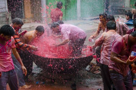 Téléchargez les photos : Les gens versent de l'eau avec de la couleur dans le festival Holi Jodhpur au Rajasthan Inde - en image libre de droit