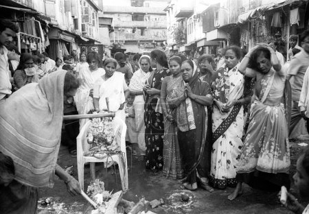 Téléchargez les photos : Devdasi fête le festival Yellamma à Kamathipura, Bombay Mumbai, Maharashtra, Inde - en image libre de droit