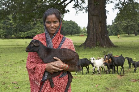 Foto de Mujer rural con ganadería caprina iniciativa económica iniciada por la ONG Chinmaya Organización de Desarrollo Rural CORD, Deuladiha, Orissa, India - Imagen libre de derechos