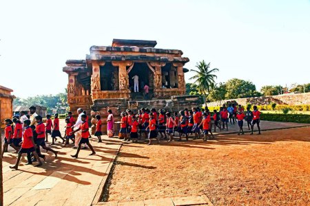 Téléchargez les photos : Étudiants, Temple Durga Gudi, Pattadakal, Karnataka, Inde, Asie - en image libre de droit