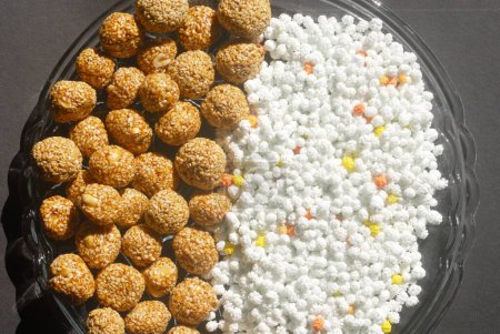 Téléchargez les photos : Ladoos au sésame chikki et des gouttes de sucre pour célébrer Makara Sankranti Festival ; Bombay maintenant Mumbai ; Maharashtra ; Inde - en image libre de droit