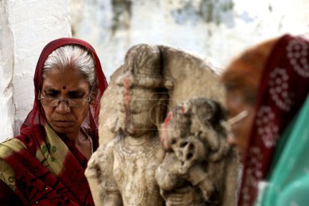 Foto de Mujeres adorando a su dios en el templo, Dilwara, Rajastán, India - Imagen libre de derechos