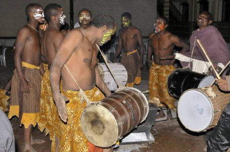 Téléchargez les photos : Descendant de la tribu Siddi dansant à Gir au Gujarat Inde - en image libre de droit