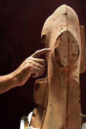 Téléchargez les photos : Sculpture en terre cuite du légendaire sculpteur Himmat Shah, chef-d'œuvre de l'art indien, argile Usage éditorial uniquement - en image libre de droit