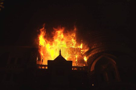Foto de Taj Mahal hotel envuelto en fuego durante ataque terrorista por Deccan Mujahideen; Bombay Mumbai; Maharashtra; India 26-noviembre-2008 - Imagen libre de derechos