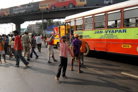 Foto de La comunidad dalit recurre a protestas violentas, Bombay ahora Mumbai, Maharashtra, India - Imagen libre de derechos