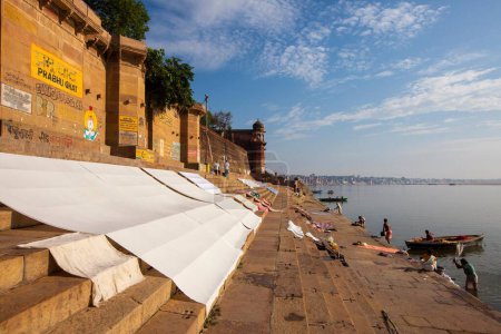 Foto de Lavandería en Prabhu Ghat en Varanasi, Banaras, Benaras, Kashi, Uttar Pradesh, India - Imagen libre de derechos