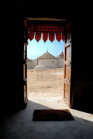 Téléchargez les photos : Kuba Kutchi Hut par la porte en bois dans Gujarat Tourisme ; Tarnetar Fair ; Gujarat ; Inde - en image libre de droit
