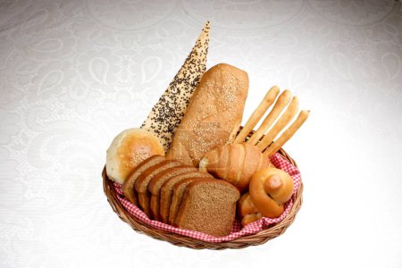 Téléchargez les photos : Panier à pain assorti, pain de blé entier, laves, pain français, bâtonnets de pain, croissant, rouleau à dîner - en image libre de droit