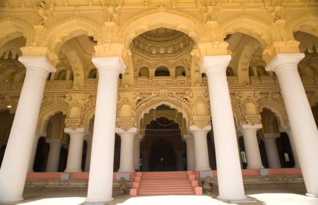 Foto de Fila de columnas y arcos del palacio thirumalai nayak en Madurai, Tamil Nadu, India - Imagen libre de derechos